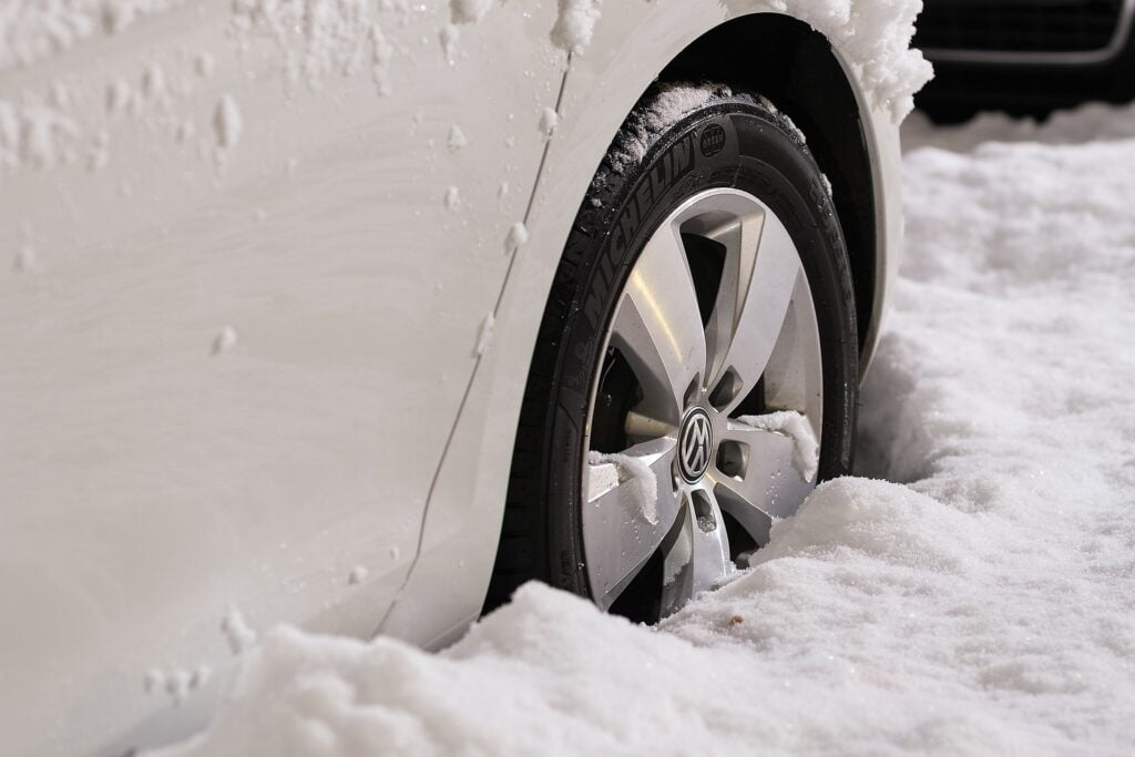5 winter driving tips from auto experts at Dellcy